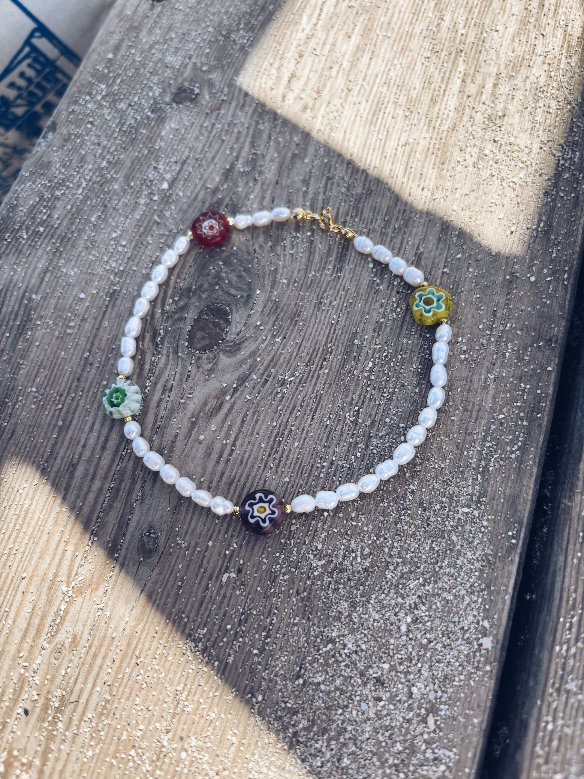 Cavigliera con perle di fiume e perline in vetro di Murano - Dettagli di Moda
