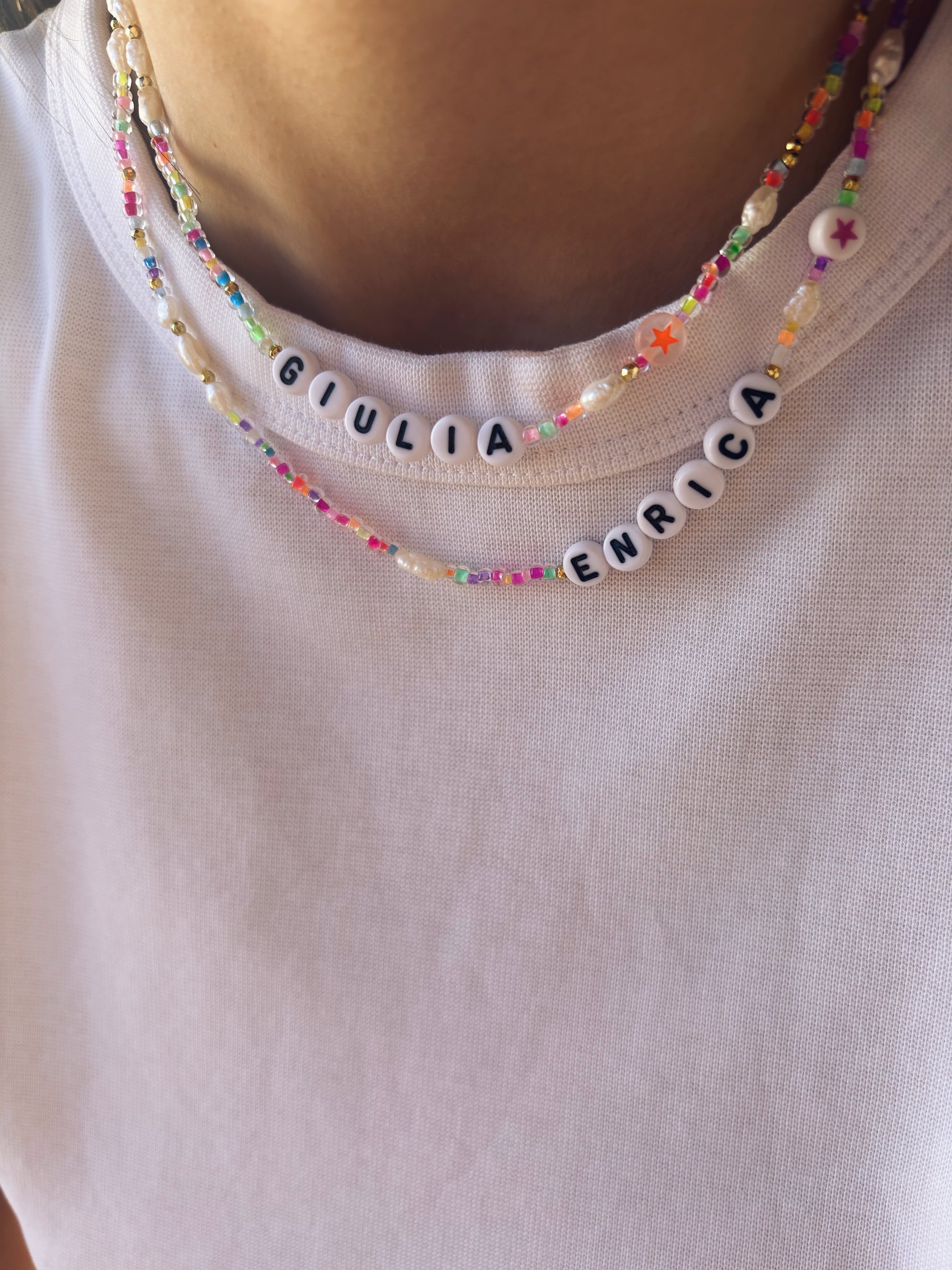 Collana con perline fluo e letterine da personalizzare - Dettagli di Moda